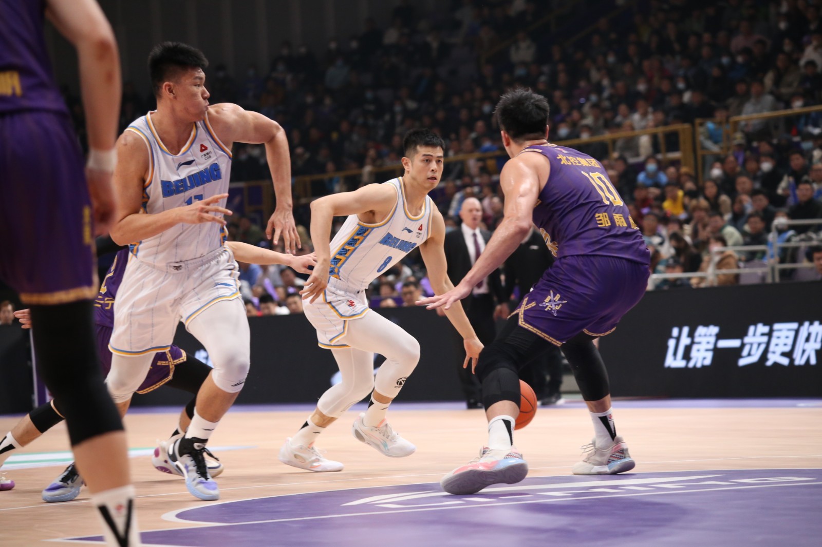 爱游戏官网今晨勒沃库森绝杀压哨：英超节点到来，质疑声仍在，身体对抗强度拉满的简单介绍